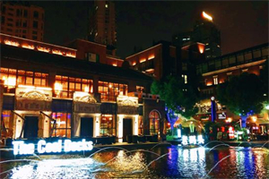 Experiencing hand weaving in the shed Experiencing hand weaving in the shed